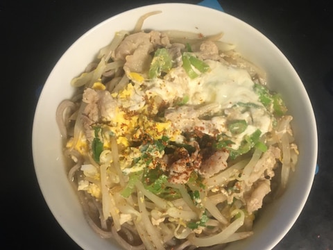 もやし、にんにく、ねぎの豚玉そば